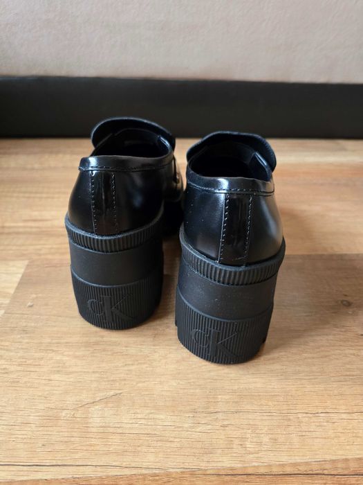 Кожени обувки с дебел ток Calvin Klein Jeans CHUNKY HEELED LOAFER MG MTR в черно