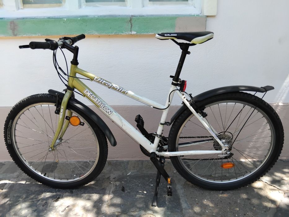 Se vinde bicicleta Decatlon  dama adusa de noua din spania ,cu mici zgîrieturi pe ici pe colo  dimensiunea rotilor 26.