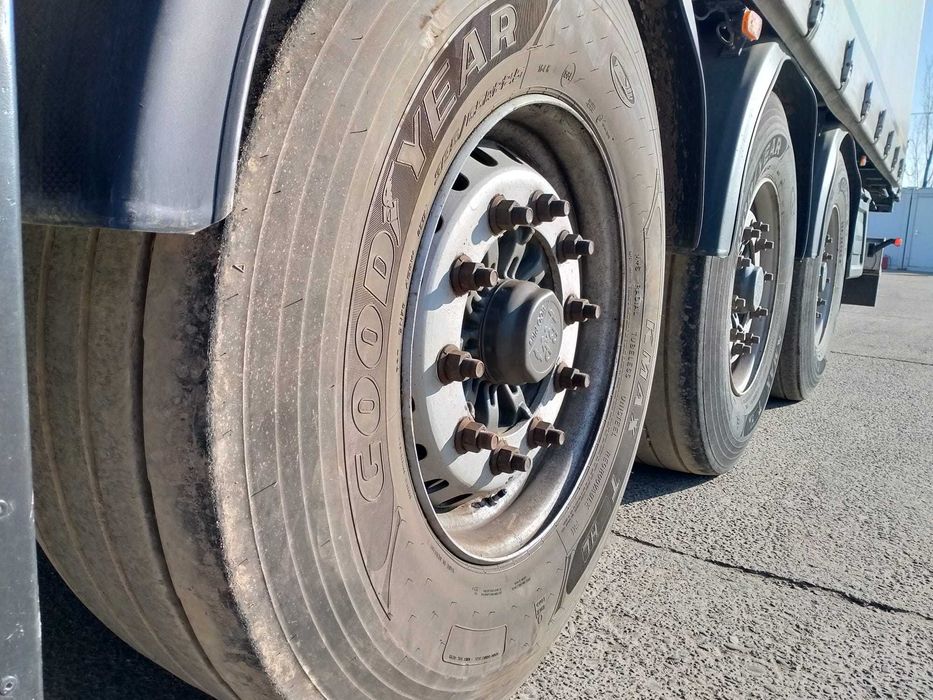 Semiremorca cu prelata