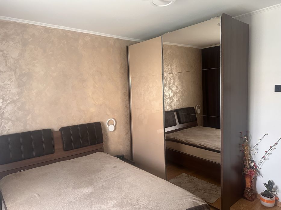 Vand apartament mobilat cu 3 camere, 2 bai, 65 mp, bloc PB, zona Decebal