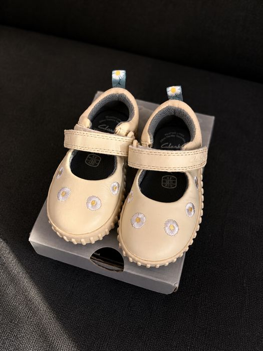 Нови бебешки обувки Clarks First shoes, размер 20