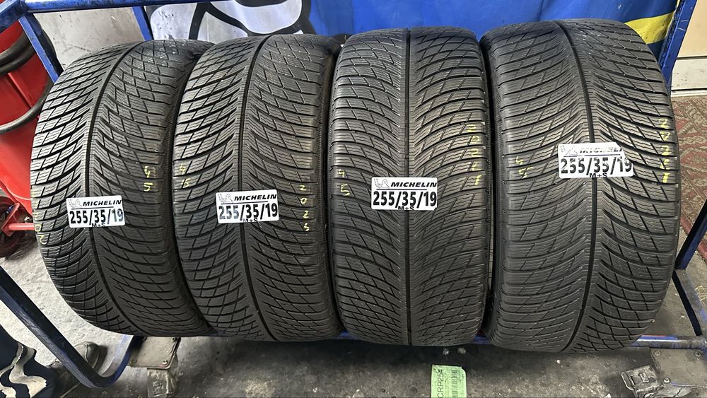 255/35/19. Michelin