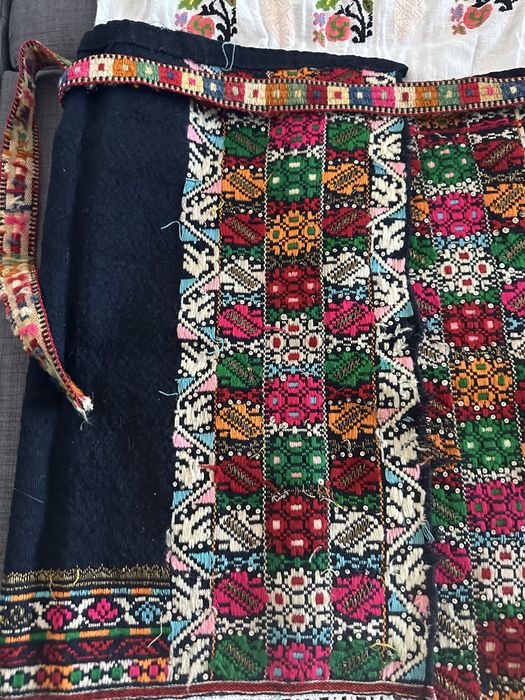 Costum popular tradițional vechi pentru fetiță – Moldova, Bacău – ie, Catrinta/peșteman și bete