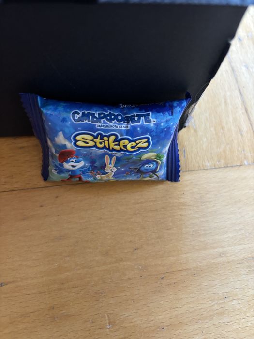 Неразопаковано Stikeez  Smurfs( Стики от Серията Смърфове)