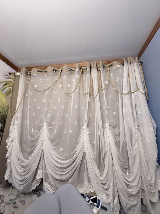 Люстра и шторы в морской тематике.