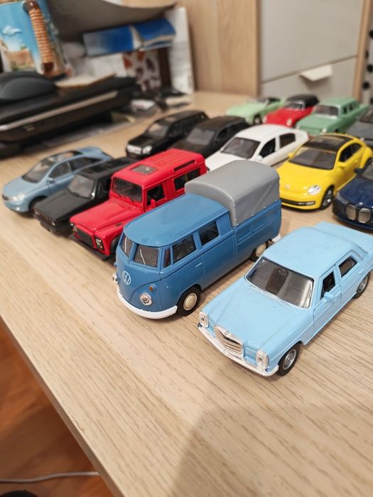 Vând sau schimb machete auto 1:36