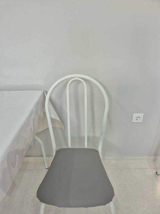 Есть стол с стулями