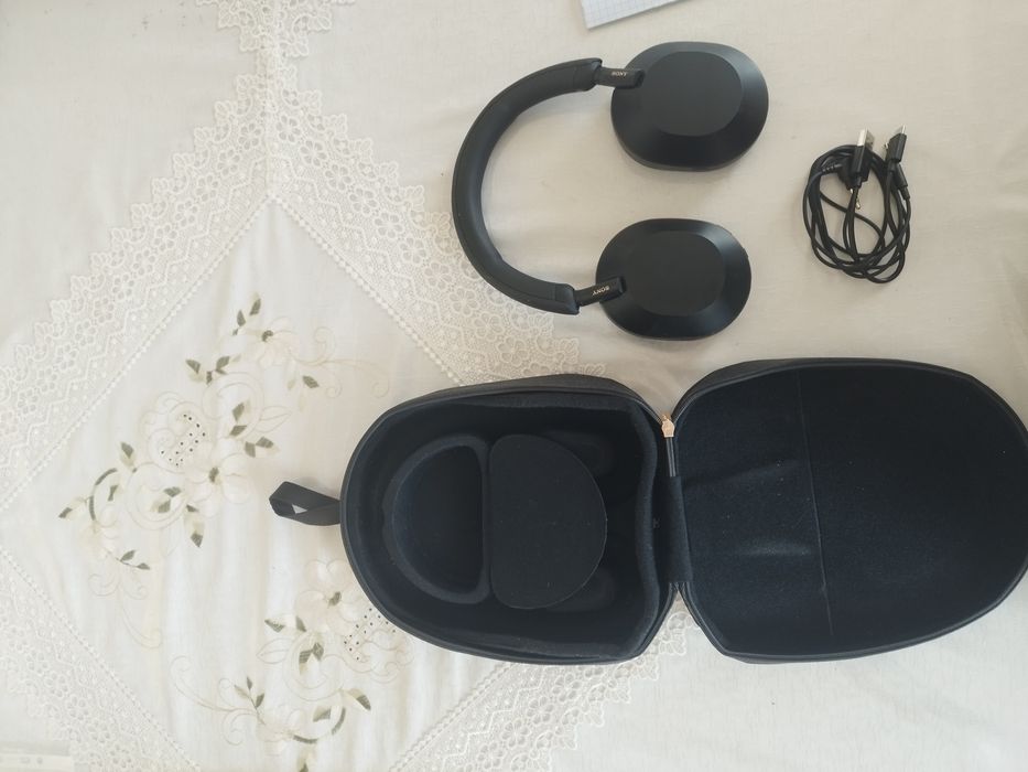 Sony WH-1000XM5 va Sony WH-CH720N