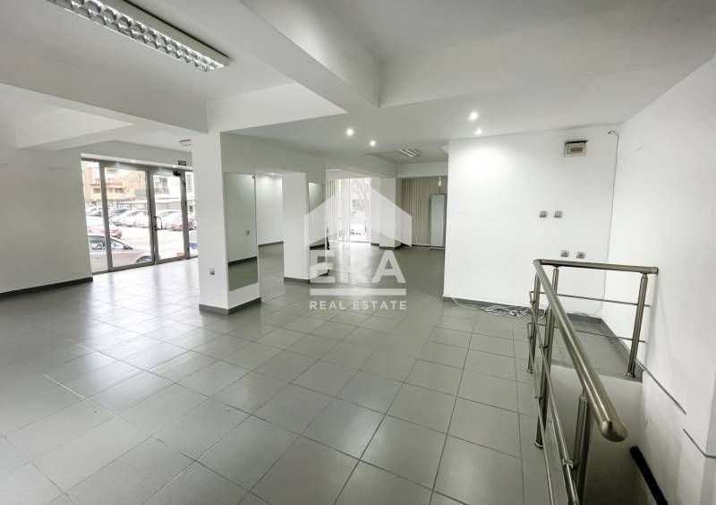 Дава се под наем Магазин в Кърджали, Център - 100 кв.м за 398.82 € - Снимка #3