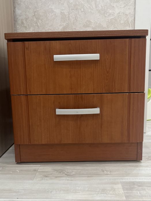 Продам прикроватную тумбу