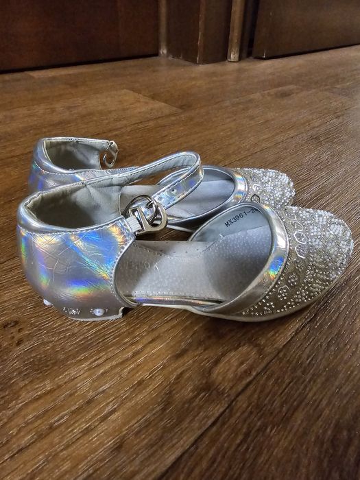 Продам детские туфли