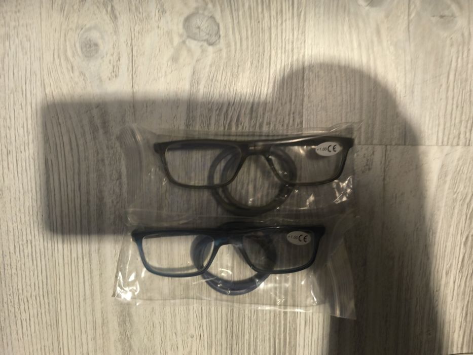 Vînd ochelari cu magneți de citit +1