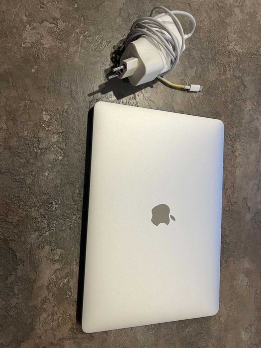 лаптоп Macbook Air 13-inch, 2020 година