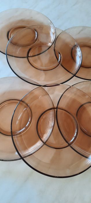 Сервиз от френски дуралекс - 6 бр., красив сервиз за кафе и 2 плата