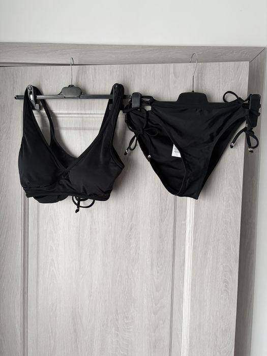 CUPSHE Costum două piese damă V‑neck crossover cu siret talie joasă – Negru pur M.