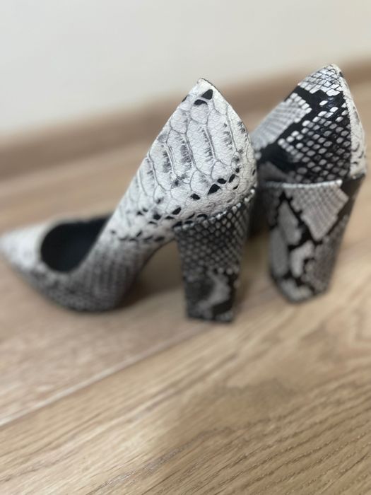 Продам туфли новые River Island