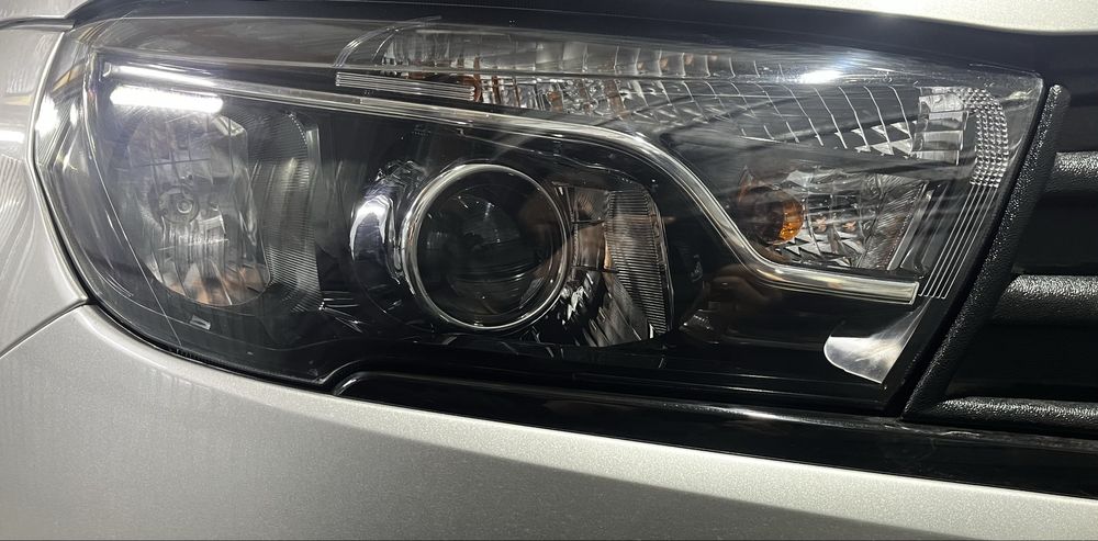 Продам передние фары на Lada Vesta