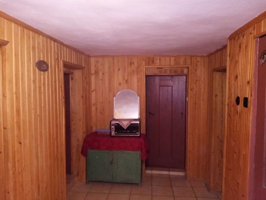 Двуетажна къща с двор