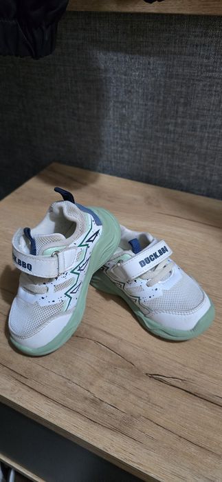 Продам детские кроссовки