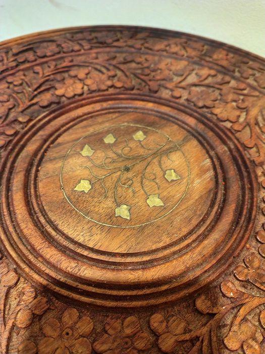 Прекрасна Дървена Масичка-Дърворезба