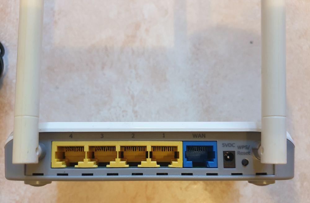 Router Edimax model BR-6428nS si Switch cu 5 porturi