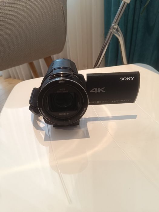 Продавам 4K видеокамера Sony FDR-AX43 – почти нова, пълен комплект