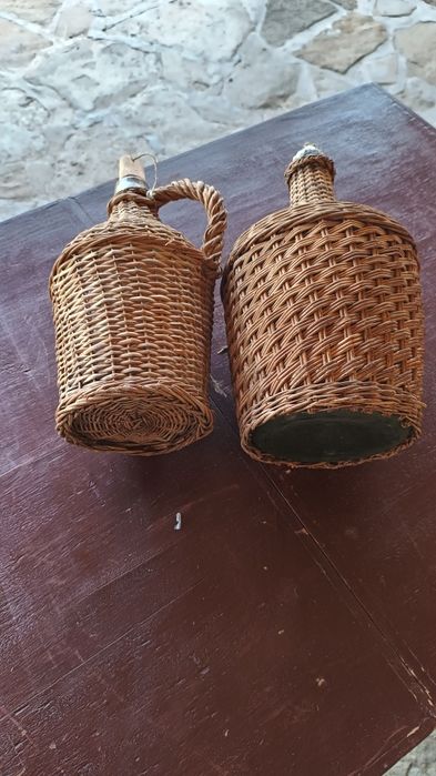 Продавам два броя стъклени дамаджани външно плетени от естествени материали