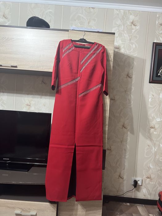 Платье вечерне красное