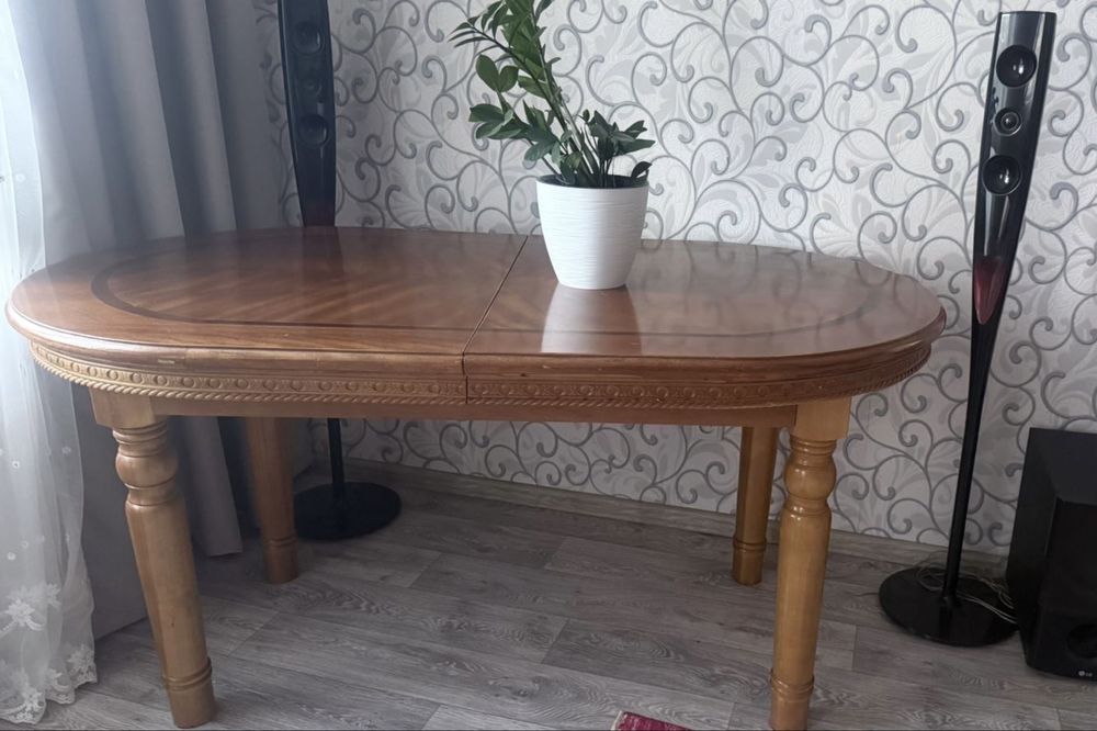 Продам дубовый стол(12 персон)