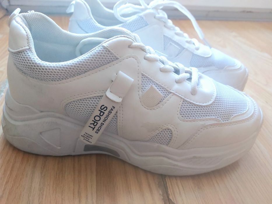 Бели сникърси на платформа 5см.