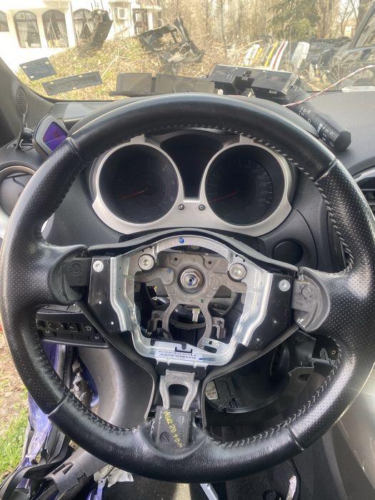 Централна конзола,волан,километраж Nissan Juke