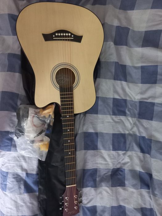 Gitara sotiladi yap yangi hatto chalinmagan. Pul zarur bolib qoldi