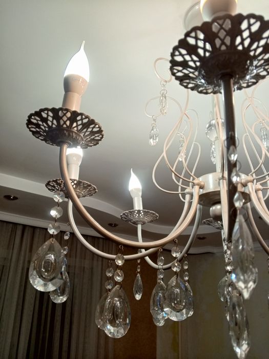 Продам хрустальную люстру.
