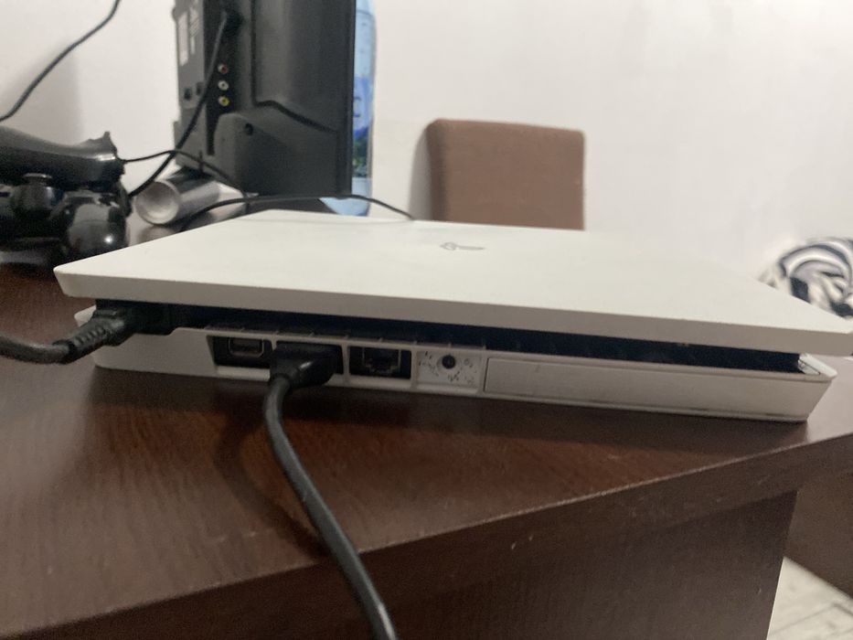 Ps 4 slim in stare buna perfect functionala CD de gta 5 si inca cateva jocuri instalate il dau cu tot cu fire si manete mentenanta facuta acm 2 sapt