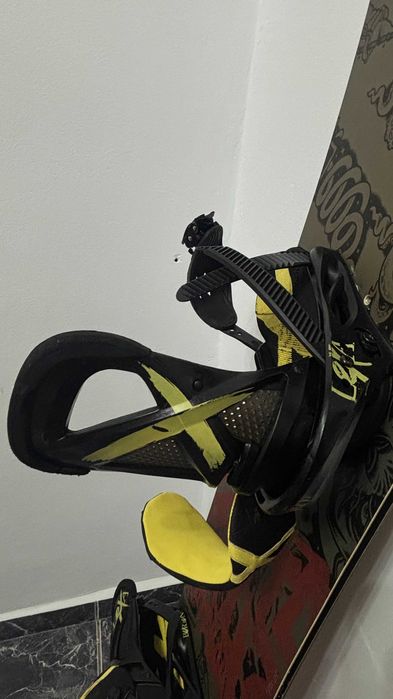 Vând snowboard 147 cm cu legături Burton Lexa și husă Northwave