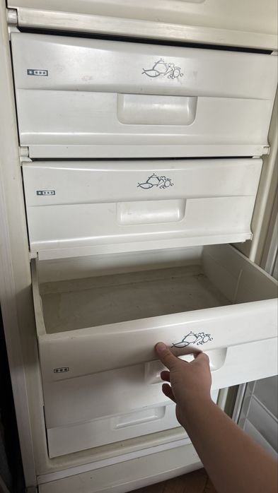 Голям вертикален фризер с чекмеджета и рафтове Snaigé