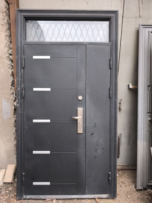 Двустворчатая железная дверь
