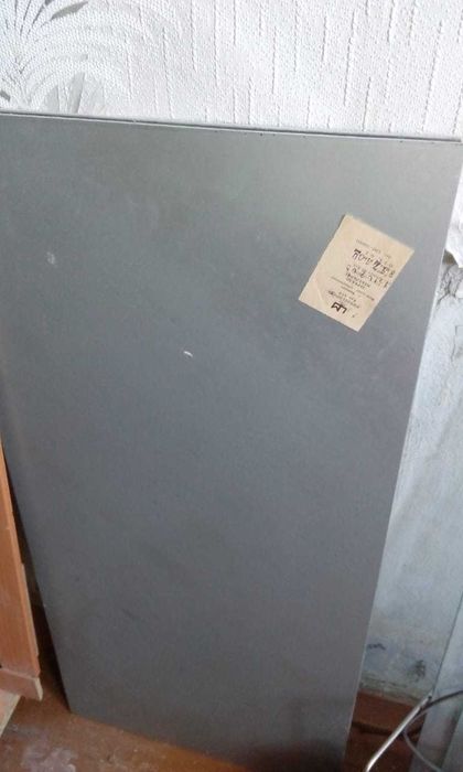 Зеркало без рамки, тумбочки.