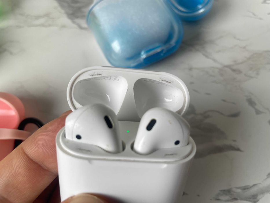Оригинални Apple AirPods 2 (почистени) + 3 Кейса (2 светещи в тъмното)