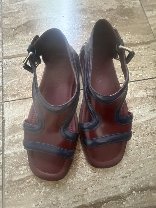 Подам сандали оригинал Prada