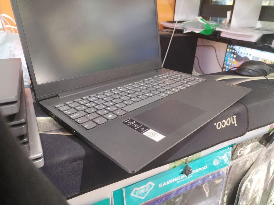 Noutbuklar sotiladi Lenovo