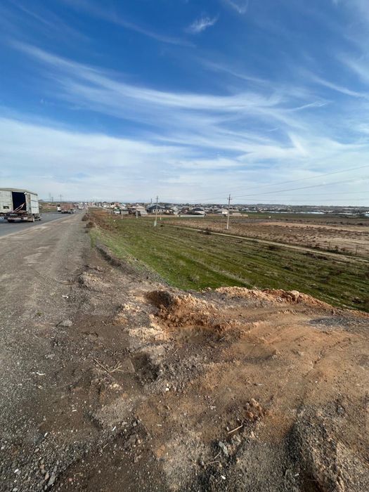 Участок в доль дороги продам