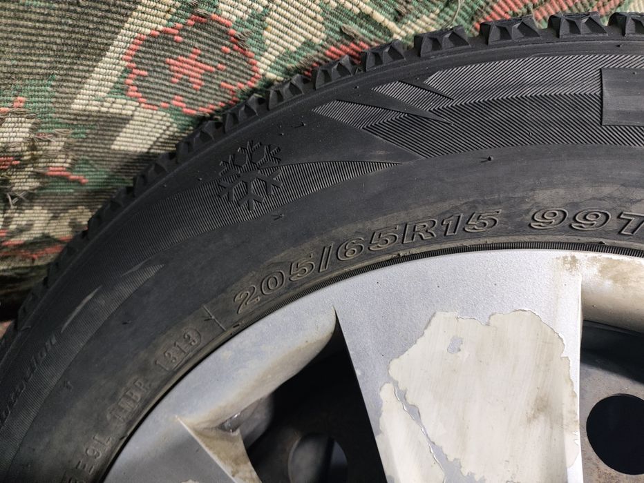 Продам зимнюю резину.