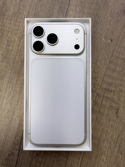 IPhone 17 Pro Max Silver
