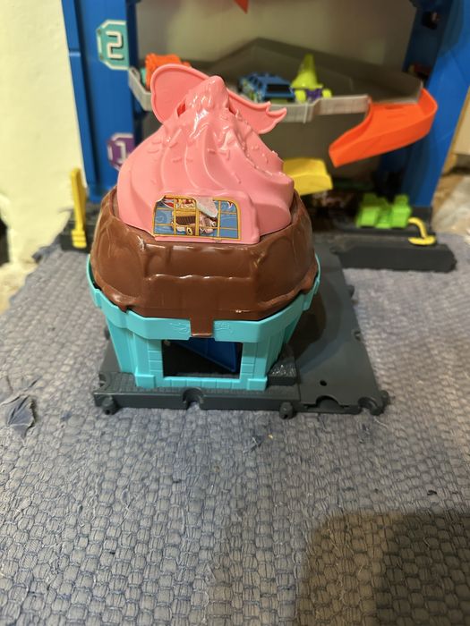 Пистu  HotWheels