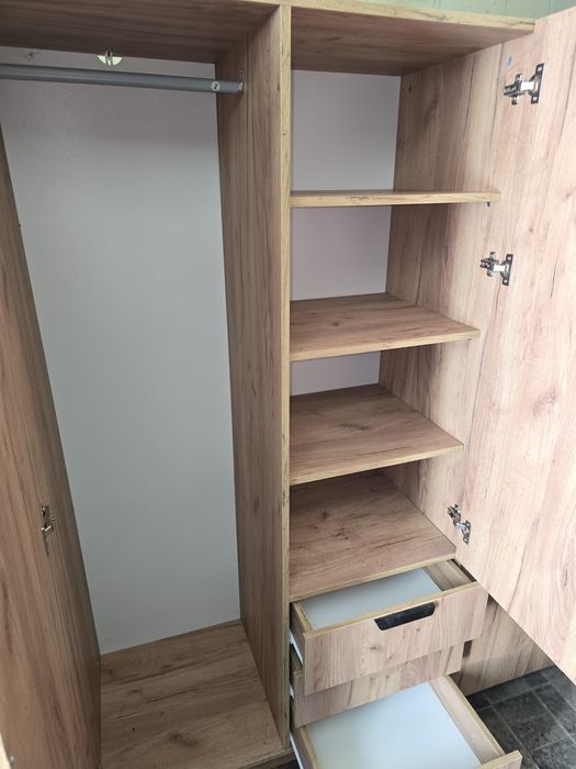 Трикрилен гардероб