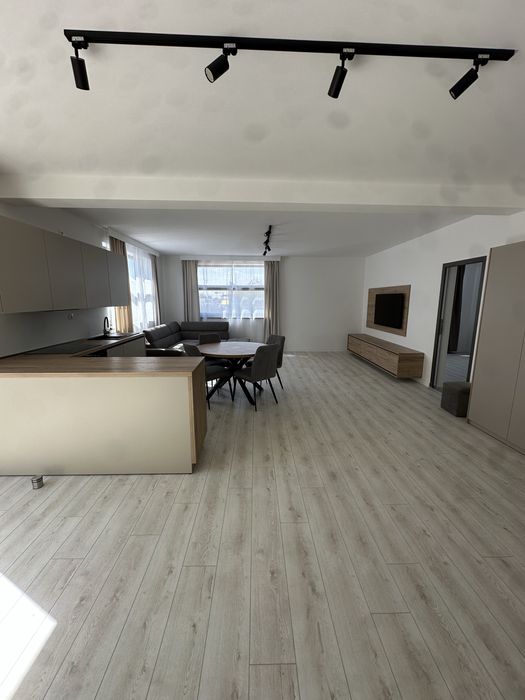 Inchiriez apartament la casa