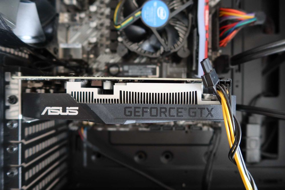 Геймърски компютър ASUS