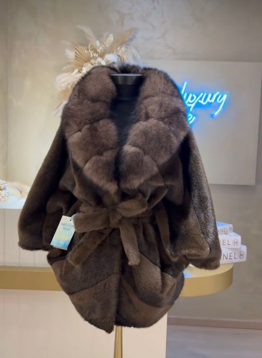 Haină de blană alcantara și vulpe polară