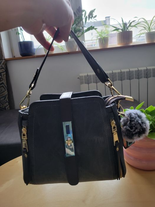 Кожена чанта с къса дръжка